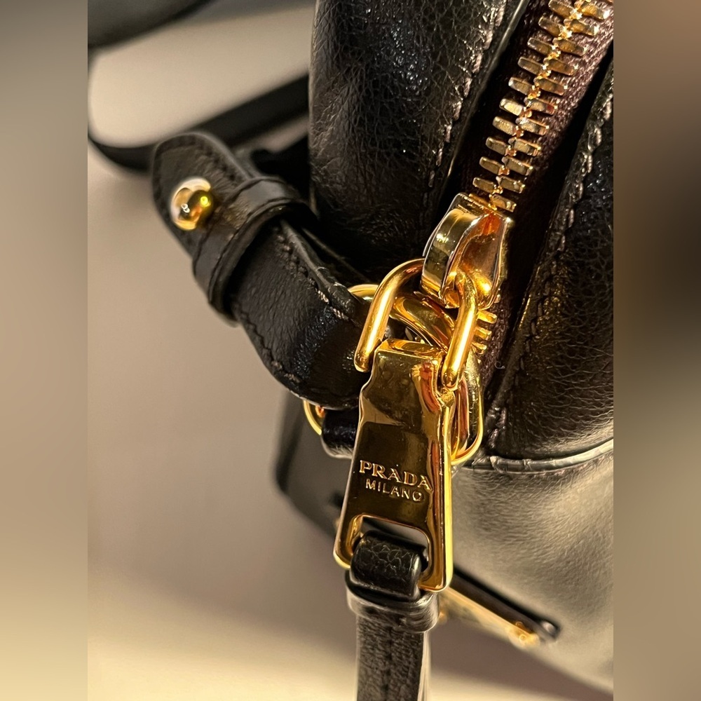 PRADA MILANO  (EMBOSSED LOGO) Glace calf Leather Black Shoulder Bag 🎩🎩🎩🎩🎩🎩 - Picture 4 of 16